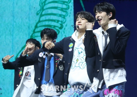 그룹 루네이트(LUN8)가 13일 오후 서울 광진구 예스24 라이브홀에서 진행된 두 번째 미니앨범 'BUFF'(버프) 발매 기념 쇼케이스에 참석해 멋진 무대를 선보이고 있다.  루네이트의 이번 앨범에는 타이틀곡 'SUPER POWER'를 포함해 완성도 높은 총 6곡이 수록된 만큼 루네이트의 한층 더 업그레이드된 음악성을 만나볼 수 있다. 2024.03.13 /사진=김창현