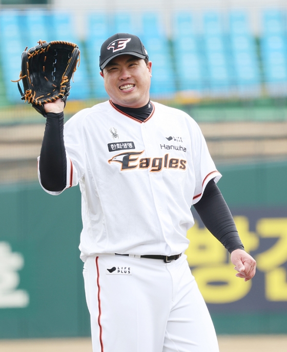 류현진이 지난 7일 오후 대전 한화생명이글스파크에서 열린 팀 청백전에서 투구 후 환하게 웃고 있다. /사진=김진경 대기자