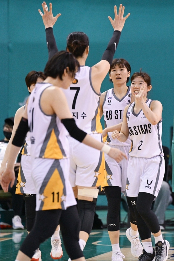 KB스타즈 선수들이 13일 하나원큐와 플레이오프 3차전 도중 기뻐하고 있다. /사진=WKBL