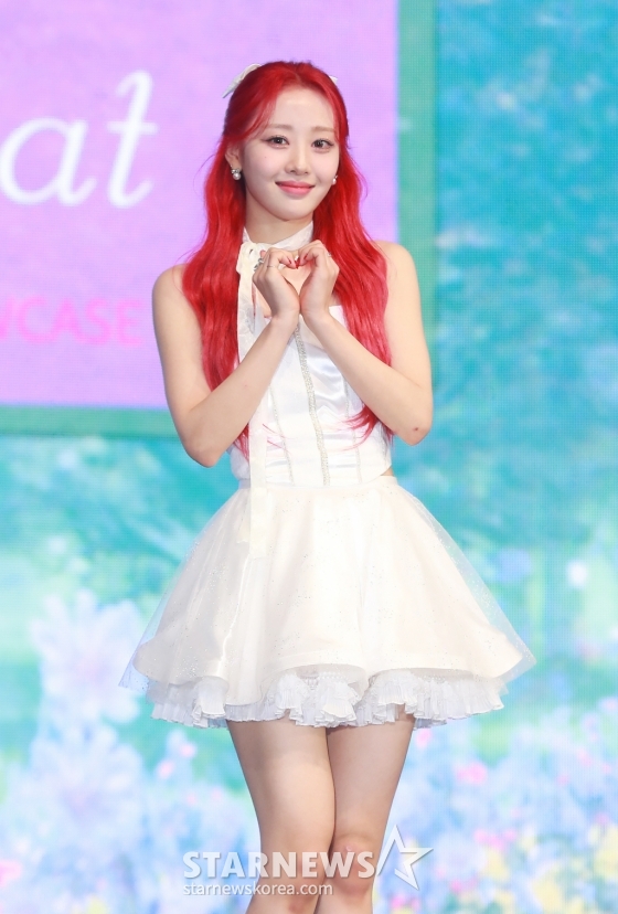 걸그룹 이달의 소녀(LOONA) 이브가 20일 오후 서울 코엑스에서 진행된 서머 스페셜 미니 앨범 '플립 댓'(Flip That) 발매기념 쇼케이스에서 포즈를 취하고 있다.  이번 앨범에는 타이틀 곡 '플립 댓'을 비롯해 '더 저니'(The Journey), '니드 유'(Need U), '포즈'(POSE), '팔레 블루 닷'(Pale Blue Dot), '플레이백'(Playback) 등 총 6곡이 수록됐다/사진=이동훈 기자