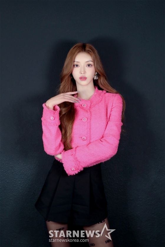 걸그룹 오마이걸 멤버 유아가 스타뉴스와 진행된 첫 싱글 앨범 'Borderline' 발매 기념 인터뷰를 위해 포즈를 취하고 있다. 'Borderline'은 2020년 9월 미니 1집 '본 보야지'(Bon Voyage) 이후 1년 4개월 만의 컴백 앨범이다. 앨범에는 타이틀곡 'Rooftop'과 함께 'Love Myself', 'Shooting Star'까지 총 3곡이 수록됐다. / 사진제공 = WM엔터테인먼트 /사진=김창현
