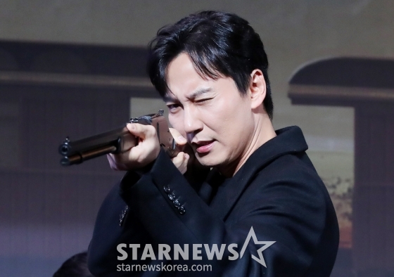 배우 김남길이 19일 오전 서울 중구 앰배서더 서울 풀만에서 진행된 넷플릭스 오리지널 '도적: 칼의 소리' 제작발표회에 참석해 포즈를 취하고 있다. '도적: 칼의 소리'는 1920년 중국의 땅, 일본의 돈, 조선의 사람이 모여든 무법천지의 땅 간도에서 소중한 사람들과 삶의 터전을 지키기 위해 하나 된 이들이 벌이는 과정을 다룬 액션 활극이다. 오는 22일 공개. 2023.09.19 /사진=김창현