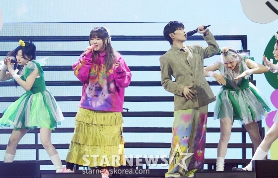 악뮤(AKMU)가 지난 14일 필리핀 아레나에서 열린 '2023 아시아 아티스트 어워즈 인 필리핀'(2023 Asia Artist Awards IN THE PHILIPPINES, 이하 '2023 AAA')에서 멋진 무대를 선보이고 있다. 악뮤는 '2023 AAA'에서 AAA 베스트 아티스트를 수상했다. /사진=김창현