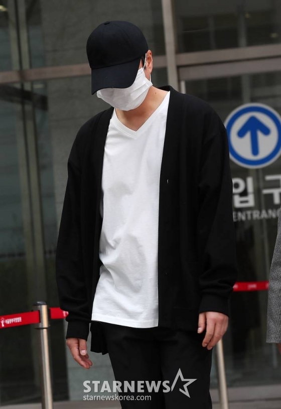 만취 상태로 다른 사람의 차량을 운전하고 경찰의 음주 측정을 거부한 그룹 신화 신혜성(본명 정필교)가 15일 오전 서울 송파구 동부지방법원에서 열린 항소심 첫 공판을 마친 뒤 차량으로 향하고 있다. 검찰에 따르면 신혜성은 지난 2022년 10월 10일 서울 강남구 논현동 한 음식점에서 술을 마신 후 이튿날 만취 상태로 송파구 탄천2교까지 13km를 운전한 혐의를 받고 있다. 탑승 직후에는 동승자가 호출한 대리기사가 운전했으나, 동승자를 목적지에 내려준 뒤에는 직접 운전하다 정차한 상태에서 잠이 든 것으로 조사됐다. 2024.0 /사진=김창현