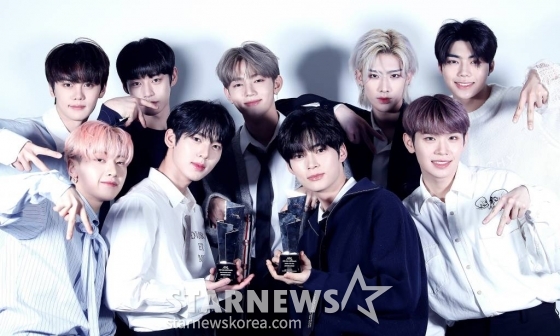 그룹 제로베이스원(ZEROBASEONE)이 서울 종로구 스타뉴스 사옥에서 진행된 '2023 아시아 아티스트 어워즈 인 필리핀'(2023 Asia Artist Awards IN THE PHILIPPINES, 이하 2023 AAA) 수상 인터뷰에 앞서 포즈를 취하고 있다. 제로베이스원은 '2023 AAA'에서 AAA 신인상, AAA 베스트 뮤지션상을 수상했다. 제로베이스원은 지난해 7월 데뷔한 이후 지금까지 국내 유력 시상식에서 신인상 9관왕을 포함, 총 15개 트로피를 들어올렸다. 앨범 /사진=김창현