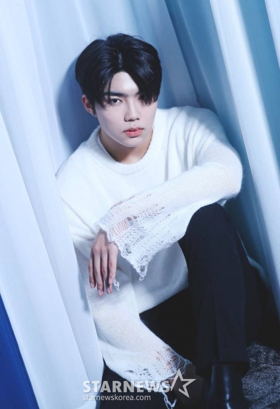 그룹 제로베이스원(ZEROBASEONE) 박건욱이 서울 종로구 스타뉴스 사옥에서 진행된 '2023 아시아 아티스트 어워즈 인 필리핀'(2023 Asia Artist Awards IN THE PHILIPPINES, 이하 2023 AAA) 수상 인터뷰에 앞서 포즈를 취하고 있다. 제로베이스원은 '2023 AAA'에서 AAA 신인상, AAA 베스트 뮤지션상을 수상했다. 제로베이스원은 지난해 7월 데뷔한 이후 지금까지 국내 유력 시상식에서 신인상 9관왕을 포함, 총 15개 트로피를 들어올렸다. /사진=김창현