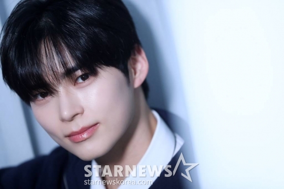 그룹 제로베이스원(ZEROBASEONE) 성한빈이 서울 종로구 스타뉴스 사옥에서 진행된 '2023 아시아 아티스트 어워즈 인 필리핀'(2023 Asia Artist Awards IN THE PHILIPPINES, 이하 2023 AAA) 수상 인터뷰에 앞서 포즈를 취하고 있다. 제로베이스원은 '2023 AAA'에서 AAA 신인상, AAA 베스트 뮤지션상을 수상했다. 제로베이스원은 지난해 7월 데뷔한 이후 지금까지 국내 유력 시상식에서 신인상 9관왕을 포함, 총 15개 트로피를 들어올렸다. /사진=김창현