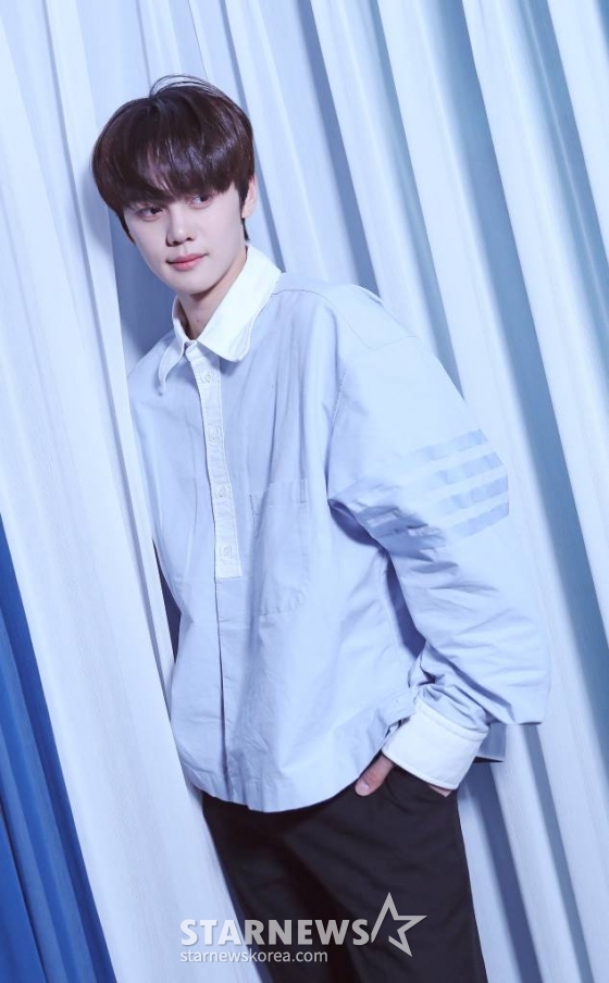 그룹 제로베이스원(ZEROBASEONE) 김규빈이 서울 종로구 스타뉴스 사옥에서 진행된 '2023 아시아 아티스트 어워즈 인 필리핀'(2023 Asia Artist Awards IN THE PHILIPPINES, 이하 2023 AAA) 수상 인터뷰에 앞서 포즈를 취하고 있다. 제로베이스원은 '2023 AAA'에서 AAA 신인상, AAA 베스트 뮤지션상을 수상했다. 제로베이스원은 지난해 7월 데뷔한 이후 지금까지 국내 유력 시상식에서 신인상 9관왕을 포함, 총 15개 트로피를 들어올렸다. /사진=김창현
