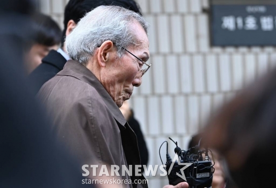 강제추행 혐의로 기소된 원로 배우 오영수 씨가 15일 경기도 성남시 수원지방법원 성남지원에서 열린 1심 선고 공판에서 징역형 집행유예를 선고 받은 후 법원을 나서고 있다. 2024.03.15. jtk@newsis.com /사진=뉴시스 /사진=김종택
