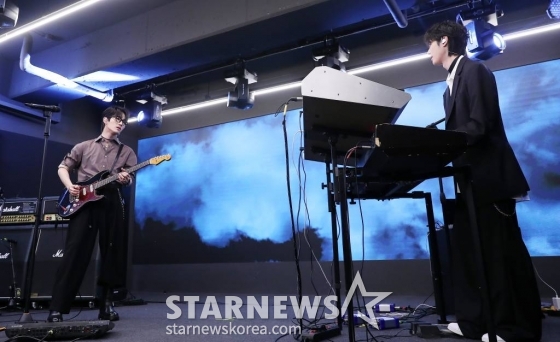 신예 2인조 밴드 NND(엔엔디)가 15일 오후 서울 강남구 논현동 리엠아트센터에서 진행된 데뷔 앨범 'Wonder,I' 발매 기념 쇼케이스에 참석해 멋진 공연을 선보이고 있다.  NND는 'Night N Day'의 약자로 '밤에도 어울리고 낮에도 어울리는 음악을 하고 싶다'는 포부를 담고 있으며, 보컬과 기타를 담당하는 멤버 데인(DAYN)과 키보드를 맡고 있는 영준(YoungJun)으로 구성됐다.  NND 데뷔 앨범 'Wonder, I'에는 타이틀곡 /사진=김창현