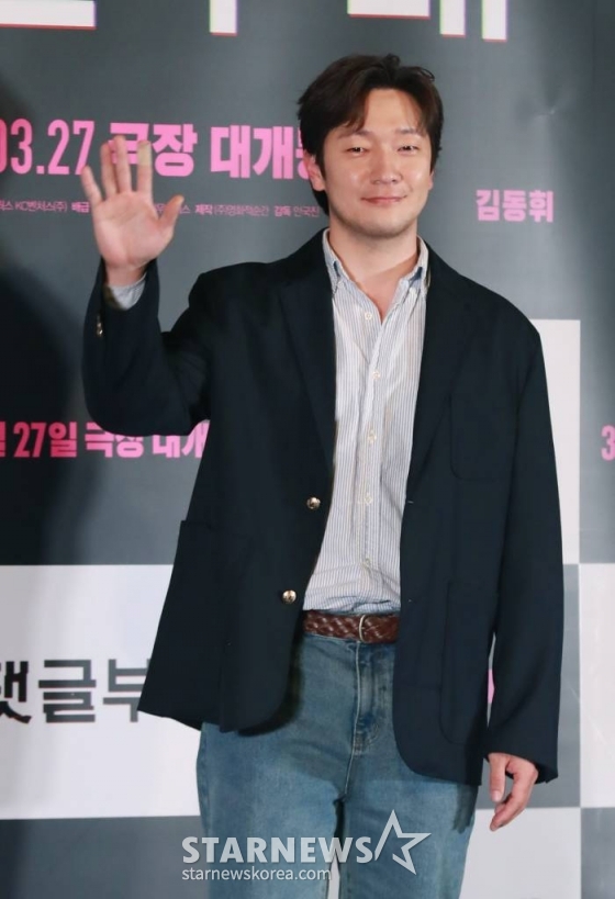 배우 손석구가 15일 오후 서울 CGV용산아이파크몰에서 진행된 영화 '댓글부대'(감독 안국진) 언론시사회 및 기자간담회에 참석해 포즈를 취하고 있다.  대기업에 대한 기사를 쓴 기자 임상진이 온라인 여론을 조작한다는 익명 제보자의 충격적인 메시지를 받고 벌어지는 범죄 드라마 '댓글부대'는 오는 27일 개봉한다. /2024.03.15 /사진=이동훈