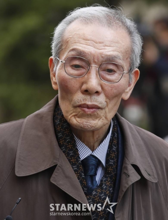 (성남=뉴스1) 권현진 기자 = 강제추행 혐의로 기소된 배우 오영수(79·본명 오세강)가 15일 오후 경기 수원지방법원 성남지원에서 열린 선고 공판을 위해 출석하고 있다.  수원지법 성남지원 형사6단독 정연주 판사는 이날 오 씨에게 징역 8개월에 집행유예 2년을 선고하고, 40시간의 성폭력 치료 프로그램 이수를 명령했다.  오영수는 지난 2017년 8월 연극 공연을 위해 지방에 머물던 시기 A씨에게 '안아보자' 등 취지로 말하며 껴안고 9월엔 A씨 주거지 앞에서 볼에 입술을 대는 등 강제 추행한 혐의로 기소됐다.  한편 /사진=(성남=뉴스1) 권현진 기자