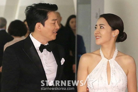 배우 이범수, 통역사 이윤진 부부가 23일 서울 동대문디자인플라자에서 열린 '2015 몽블랑 문화예술 후원자상'에 참석해 포즈를 취하고 있다. /사진=이기범 기자 leekb@