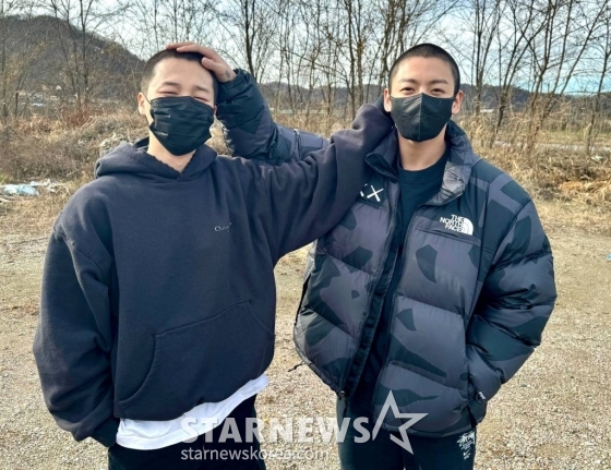 (서울=뉴스1) = 그룹 방탄소년단 멤버 지민과 정국이 동반 입대하던 날 풍경을 담은 사진이 공개됐다. 12일 방탄소년단 진과 정국이 입소를 앞두고 사진촬영을 하고 있다. (방탄소년단 공식 SNS)2023.12.12/뉴스1 Copyright (C) 뉴스1. All rights reserved. 무단 전재 및 재배포, AI학습 이용 금지. /사진=(서울=뉴스1)