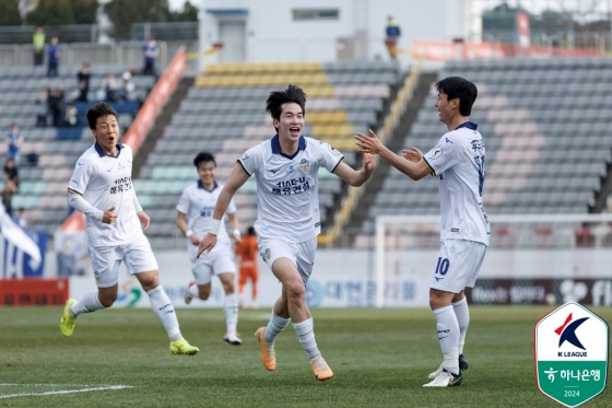 정마호(가운데)가 골을 넣고 기뻐하고 있다. /사진=한국프로축구연맹