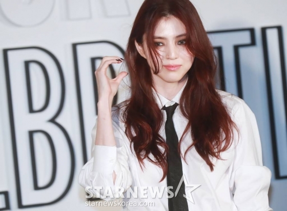 배우 한소희가 1일 오후 서울 성동구 디올(DIOR) 성수 스토어에서 진행된 'LADY DIOR CELEBRATION' 전시회 포토콜에 참석해 포즈를 취하고 있다. /2023.09.01 /사진=이동훈