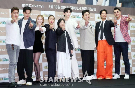김예린 PD(가운데), 크리스티안 부르고스, 채코제, 효정, 미미, 이시우, 고규필, 신현준, 피터 빈트가 18일 오후 서울 마포구 상암동 스탠포드 서울에서 진행된 MBC 에브리원 예능 '위대한 가이드' 제작발표회에 참석해 포즈를 취하고 있다. '위대한 가이드'는 한국 거주 N년차 대한외국인이 가이드가 되어, 모국을 방문하는 여행자들과 현지인만이 아는 스팟들로 떠나는 현지인 '착붙' 여행 리얼리티 프로그램이다. 신현준, 고규필, 효정, 이시우, 피터 빈트가 영국으로 함께 여 /사진=김창현