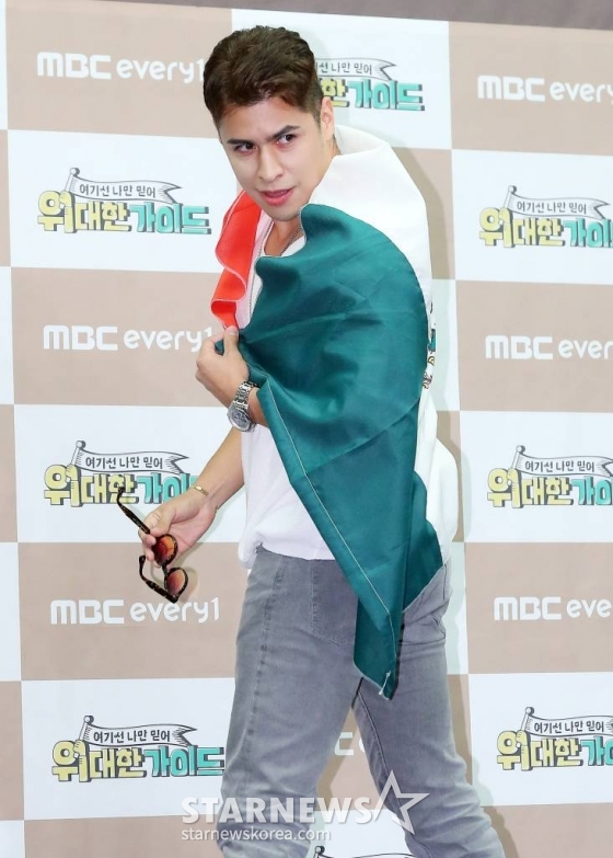 방송인 크리스티안 부르고스가 18일 오후 서울 마포구 상암동 스탠포드 서울에서 진행된 MBC 에브리원 예능 '위대한 가이드' 제작발표회에 참석해 포즈를 취하고 있다. '위대한 가이드'는 한국 거주 N년차 대한외국인이 가이드가 되어, 모국을 방문하는 여행자들과 현지인만이 아는 스팟들로 떠나는 현지인 '착붙' 여행 리얼리티 프로그램이다. 신현준, 고규필, 효정, 이시우, 피터 빈트가 영국으로 함께 여행을 다녀왔다. 오는 18일 첫 방송. 2024.03.18 /사진=김창현