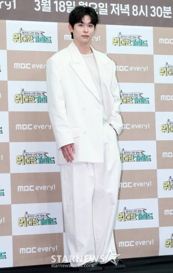 배우 이시우가 18일 오후 서울 마포구 상암동 스탠포드 서울에서 진행된 MBC 에브리원 예능 '위대한 가이드' 제작발표회에 참석해 포즈를 취하고 있다. '위대한 가이드'는 한국 거주 N년차 대한외국인이 가이드가 되어, 모국을 방문하는 여행자들과 현지인만이 아는 스팟들로 떠나는 현지인 '착붙' 여행 리얼리티 프로그램이다. 신현준, 고규필, 효정, 이시우, 피터 빈트가 영국으로 함께 여행을 다녀왔다. 2024.03.18 /사진=김창현