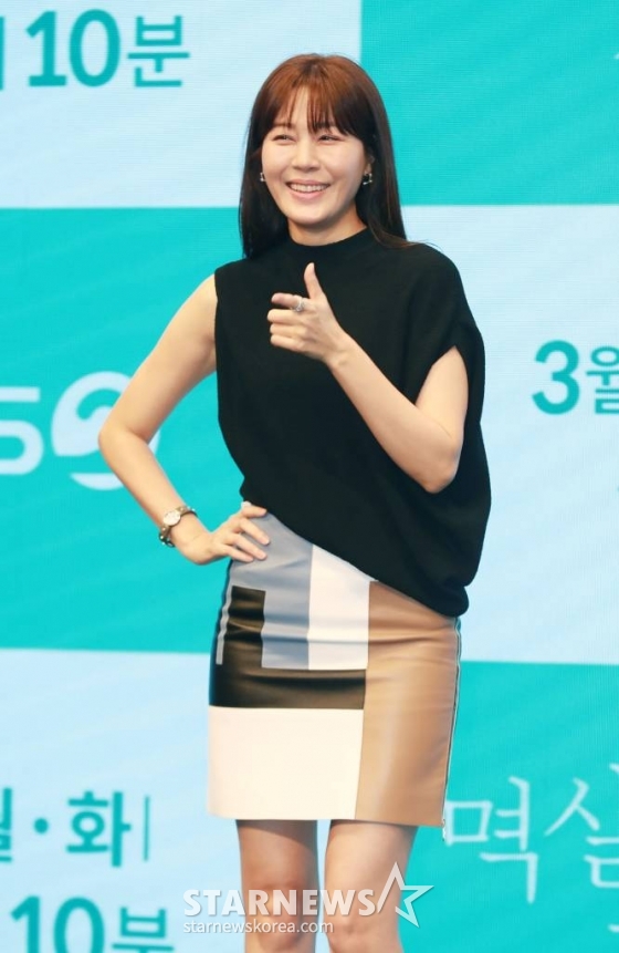 배우 김하늘이 18일 오후 서울 구로구 더 세인트에서 진행된 KBS 2TV 드라마 '멱살 한번 잡힙시다' 제작발표회에 참석해 포즈를 취하고 있다.  나쁜 놈들 멱살 잡는 기자 서정원과 나쁜 놈들 수갑 채우는 강력팀 형사 김태헌이 연이어 터진 살인사건을 함께 추적하며 거대한 소용돌이에 빠지는 멜로 추적 스릴러 '멱살 한번 잡힙시다'는 오늘(18일) 첫 방송된다. /2024.03.18 /사진=이동훈 기자