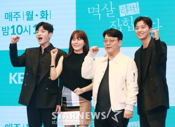 배우 장승조, 김하늘, 이호 감독, 배우 연우진이 18일 오후 서울 구로구 더 세인트에서 진행된 KBS 2TV 드라마 '멱살 한번 잡힙시다' 제작발표회에 참석해 포즈를 취하고 있다. 나쁜 놈들 멱살 잡는 기자 서정원과 나쁜 놈들 수갑 채우는 강력팀 형사 김태헌이 연이어 터진 살인사건을 함께 추적하며 거대한 소용돌이에 빠지는 멜로 추적 스릴러 '멱살 한번 잡힙시다'는 오늘(18일) 첫 방송된다. /2024.03.18 /사진=이동훈