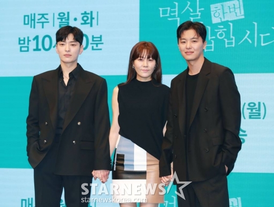 배우 장승조, 김하늘, 연우진이 18일 오후 서울 구로구 더 세인트에서 진행된 KBS 2TV 드라마 '멱살 한번 잡힙시다' 제작발표회에 참석해 포즈를 취하고 있다. 나쁜 놈들 멱살 잡는 기자 서정원과 나쁜 놈들 수갑 채우는 강력팀 형사 김태헌이 연이어 터진 살인사건을 함께 추적하며 거대한 소용돌이에 빠지는 멜로 추적 스릴러 '멱살 한번 잡힙시다'는 오늘(18일) 첫 방송된다. /2024.03.18 /사진=이동훈