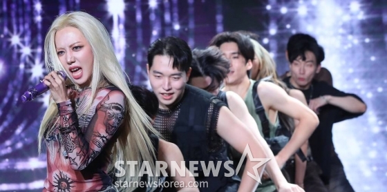 가수 김남주가 18일 오후 서울 강남구 청담동 일지아트홀에서 진행된 두 번째 솔로 싱글 앨범 'BAD'(배드) 발매 기념 쇼케이스에 참석해 멋진 무대를 선보이고 있다. 'BAD'는 타인의 부정적인 말이나 행동에 휘둘리지 않고 나다움을 더 보여주겠다는 이야기를 그린 앨범이다. 2024.03.18 /사진=김창현
