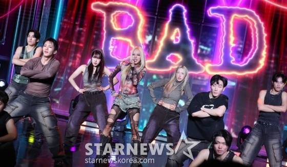 가수 김남주가 18일 오후 서울 강남구 청담동 일지아트홀에서 진행된 두 번째 솔로 싱글 앨범 'BAD'(배드) 발매 기념 쇼케이스에 참석해 멋진 무대를 선보이고 있다. 'BAD'는 타인의 부정적인 말이나 행동에 휘둘리지 않고 나다움을 더 보여주겠다는 이야기를 그린 앨범이다. 2024.03.18 /사진=김창현