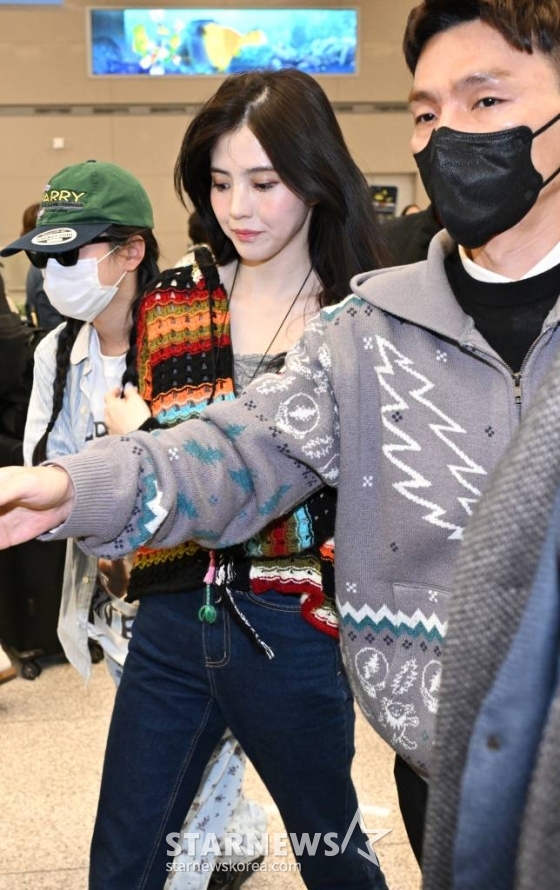 (인천공항=뉴스1) 권현진 기자 = 류준열과 열애중인 배우 한소희(29)가 18일 미국 하와이 여행을 마친 뒤 귀국하고 있다. (공동취재) 2024.3.18/뉴스1 Copyright (C) 뉴스1. All rights reserved. 무단 전재 및 재배포, AI학습 이용 금지. /사진=(인천공항=뉴스1) 권현진 기자