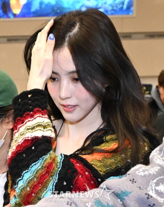 (인천공항=뉴스1) 권현진 기자 = 류준열과 열애중인 배우 한소희(29)가 18일 미국 하와이 여행을 마친 뒤 귀국하고 있다. (공동취재) 2024.3.18/뉴스1 Copyright (C) 뉴스1. All rights reserved. 무단 전재 및 재배포, AI학습 이용 금지. /사진=(인천공항=뉴스1) 권현진 기자