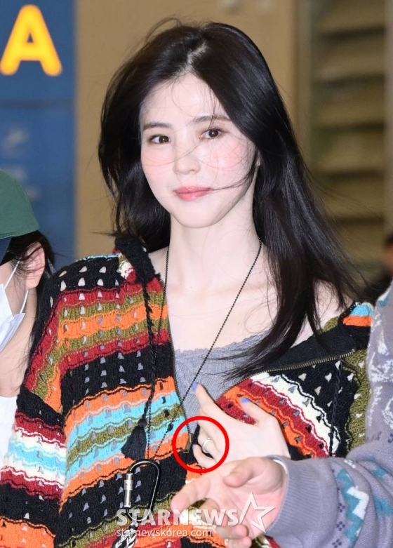 (인천공항=뉴스1) 권현진 기자 = 류준열과 열애중인 배우 한소희(29)가 18일 미국 하와이 여행을 마친 뒤 귀국하고 있다. (공동취재) 2024.3.18/뉴스1 Copyright (C) 뉴스1. All rights reserved. 무단 전재 및 재배포, AI학습 이용 금지. /사진=(인천공항=뉴스1) 권현진 기자