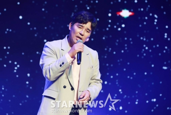 가수 임창정이 19일 오후 경기 파주시 예스아이엠엔터테인먼트에서 열린 16집 발매 쇼케이스에서 신곡을 선보이고 있다.