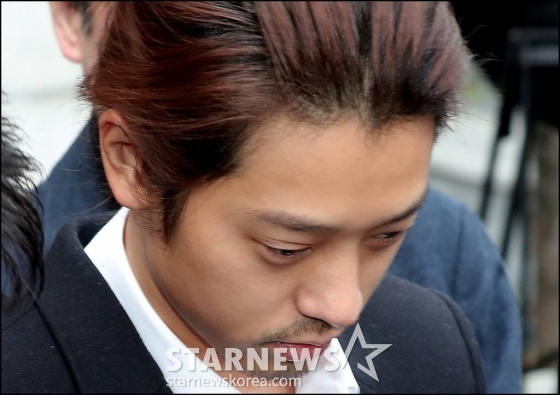 성관계 동영상 불법 촬영 및 유포 혐의로 구속된 가수 정준영이 29일 서울 종로경찰서에서 서울지방검찰청으로 송치되고 있다.