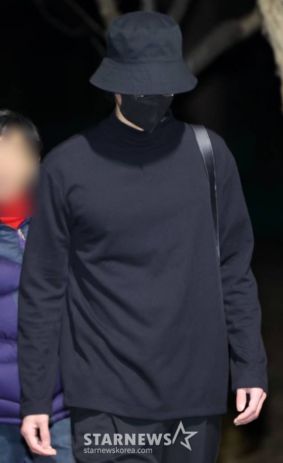 (목포=뉴스1) 김태성 기자 = 집단 성폭행 혐의로 실형에 처해졌던 가수 정준영(35)이 19일 오전 전남 목포교도소에서 형기를 마치고 출소하고 있다. 정준영은 최종훈과 허모 씨, 권모 씨, 김모 씨 등 이른바 '정준영 단톡방' 멤버들과 지난 2016년 1월 강원 홍천과 같은 해 3월 대구에서 여성을 만취시키고 집단 성폭행을 했다는 혐의를 받았다.이와 함께 정준영은 2015년 말부터 수개월 간 단체 채팅방에서 자신이 찍은 여성들과의 부적절한 영상을 여러 차례 공유한 혐의(성폭력처벌법 위반)도 받았다. 2024.3.19/뉴스1 /사진=(목포=뉴스1) 김태성 기자