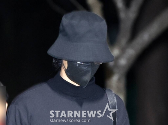 (목포=뉴스1) 김태성 기자 = ``집단 성폭행 혐의로 실형에 처해졌던 가수 정준영(35)이 19일 오전 전남 목포교도소에서 형기를 마치고 출소하고 있다. 정준영은 최종훈과 허모 씨, 권모 씨, 김모 씨 등 이른바 '정준영 단톡방' 멤버들과 지난 2016년 1월 강원 홍천과 같은 해 3월 대구에서 여성을 만취시키고 집단 성폭행을 했다는 혐의를 받았다.이와 함께 정준영은 2015년 말부터 수개월 간 단체 채팅방에서 자신이 찍은 여성들과의 부적절한 영상을 여러 차례 공유한 혐의(성폭력처벌법 위반)도 받았다. 2024.3.19/뉴 /사진=(목포=뉴스1) 김태성 기자