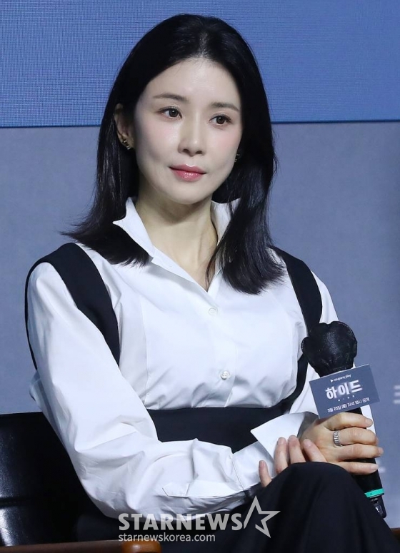 배우 이보영이 19일 오전 서울 강남구 조선호텔 조선팰리스에서 진행된 쿠팡플레이 시리즈 '하이드' 제작발표회에 참석해 취재진을 바라보고 있다.  '하이드'는 어느 날 남편이 사라진 후, 그의 실종에 얽힌 비밀을 추적하며 감당하기 어려운 큰 진실과 마주하게 되는 여자의 이야기다. 오는 23일 공개. 2024.03.19 /사진=김창현