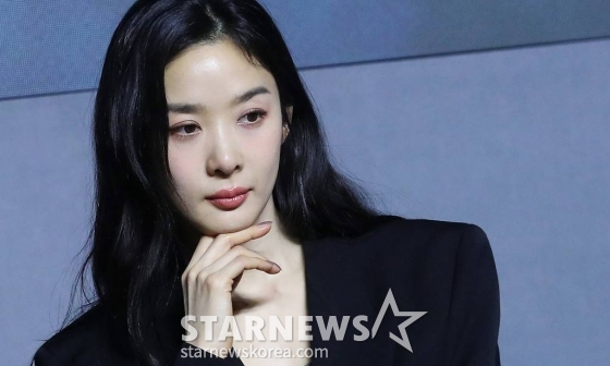 배우 이청아가 19일 오전 서울 강남구 조선호텔 조선팰리스에서 진행된 쿠팡플레이 시리즈 '하이드' 제작발표회에 참석해 취재진을 바라보고 있다.  '하이드'는 어느 날 남편이 사라진 후, 그의 실종에 얽힌 비밀을 추적하며 감당하기 어려운 큰 진실과 마주하게 되는 여자의 이야기다. 오는 23일 공개. 2024.03.19 /사진=김창현