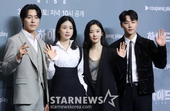 배우 이무생, 이보영, 이청아, 이민재가 19일 오전 서울 강남구 조선호텔 조선팰리스에서 진행된 쿠팡플레이 시리즈 '하이드' 제작발표회에 참석해 포즈를 취하고 있다.  '하이드'는 어느 날 남편이 사라진 후, 그의 실종에 얽힌 비밀을 추적하며 감당하기 어려운 큰 진실과 마주하게 되는 여자의 이야기다. 오는 23일 공개. 2024.03.19 /사진=김창현