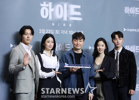 김동휘 감독(가운데), 배우 이보영, 이보영, 이청아, 이민재가 19일 오전 서울 강남구 조선호텔 조선팰리스에서 진행된 쿠팡플레이 시리즈 '하이드' 제작발표회에 참석해 포즈를 취하고 있다.  '하이드'는 어느 날 남편이 사라진 후, 그의 실종에 얽힌 비밀을 추적하며 감당하기 어려운 큰 진실과 마주하게 되는 여자의 이야기다. 오는 23일 공개. 2024.03.19 /사진=김창현