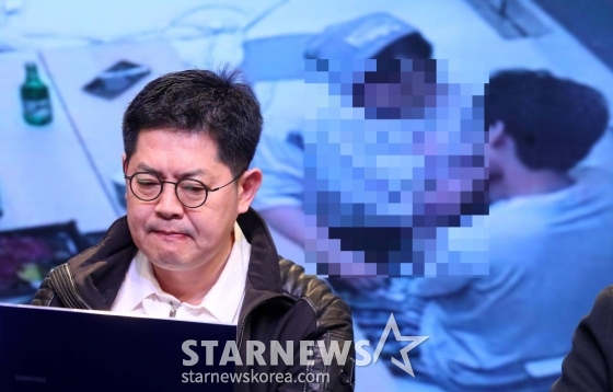 황성우 스파이어엔터테인먼트 대표가 19일 오후 서울 강남구 논현동 성암아트센터에서 그룹 오메가엑스의 전 소속사 스파이어엔터테인먼트 강성희 전 대표 '강제 추행' 사건 진상 규명 기자회견을 갖고 있다.   스파이어엔터테인먼트 측은 전 대표 강모씨가 그룹 오메가엑스에게 강제 추행을 당했다고 주장하고 있다. 이는 앞서 오메가엑스 멤버들이 강씨로부터 폭언 폭행 강제 추행을 당했다고 주장한 부분과 정면으로 대치되는 부분이라는 점에서 눈길을 끈다.  스파이어엔터테인먼트는 "강 전 대표는 자신이 피해자임에도 불 /사진=김창현