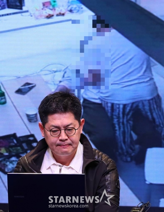 황성우 스파이어엔터테인먼트 대표가 19일 오후 서울 강남구 논현동 성암아트센터에서 그룹 오메가엑스의 전 소속사 스파이어엔터테인먼트 강성희 전 대표 '강제 추행' 사건 진상 규명 기자회견을 갖고 있다.   스파이어엔터테인먼트 측은 전 대표 강모씨가 그룹 오메가엑스에게 강제 추행을 당했다고 주장하고 있다. 이는 앞서 오메가엑스 멤버들이 강씨로부터 폭언 폭행 강제 추행을 당했다고 주장한 부분과 정면으로 대치되는 부분이라는 점에서 눈길을 끈다.  스파이어엔터테인먼트는 "강 전 대표는 자신이 피해자임에도 불 /사진=김창현