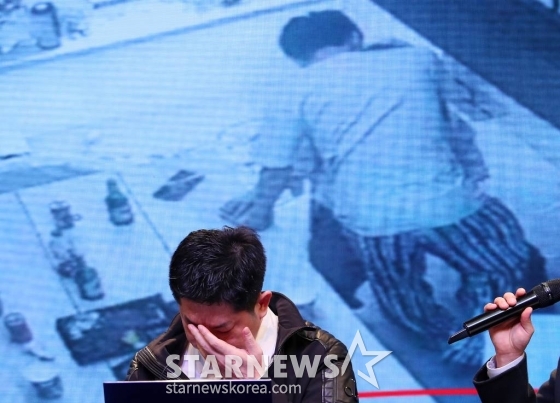 황성우 스파이어엔터테인먼트 대표가 19일 오후 서울 강남구 논현동 성암아트센터에서 그룹 오메가엑스의 전 소속사 스파이어엔터테인먼트 강성희 전 대표 '강제 추행' 사건 진상 규명 기자회견을 갖고 있다.   스파이어엔터테인먼트 측은 전 대표 강모씨가 그룹 오메가엑스에게 강제 추행을 당했다고 주장하고 있다. 이는 앞서 오메가엑스 멤버들이 강씨로부터 폭언 폭행 강제 추행을 당했다고 주장한 부분과 정면으로 대치되는 부분이라는 점에서 눈길을 끈다.  스파이어엔터테인먼트는 "강 전 대표는 자신이 피해자임에도 불 /사진=김창현