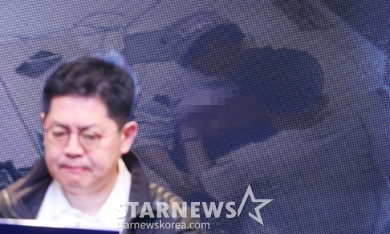 황성우 스파이어엔터테인먼트 대표가 19일 오후 서울 강남구 논현동 성암아트센터에서 그룹 오메가엑스의 전 소속사 스파이어엔터테인먼트 강성희 전 대표 '강제 추행' 사건 진상 규명 기자회견을 갖고 있다.   스파이어엔터테인먼트 측은 전 대표 강모씨가 그룹 오메가엑스에게 강제 추행을 당했다고 주장하고 있다. 이는 앞서 오메가엑스 멤버들이 강씨로부터 폭언 폭행 강제 추행을 당했다고 주장한 부분과 정면으로 대치되는 부분이라는 점에서 눈길을 끈다.  스파이어엔터테인먼트는 "강 전 대표는 자신이 피해자임에도 불 /사진=김창현