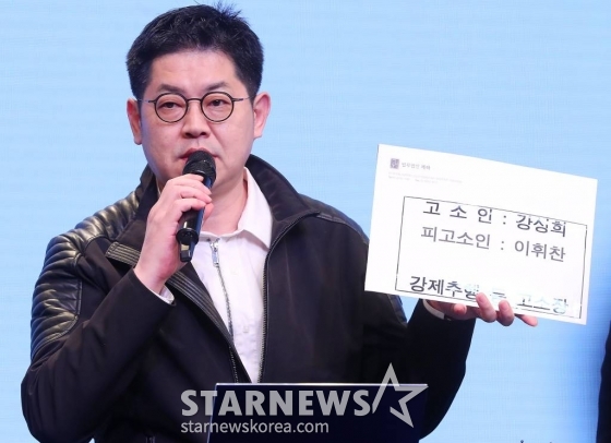 황성우 스파이어엔터테인먼트 대표가 19일 오후 서울 강남구 논현동 성암아트센터에서 그룹 오메가엑스의 전 소속사 스파이어엔터테인먼트 강성희 전 대표 '강제 추행' 사건 진상 규명 기자회견을 갖고 있다.   스파이어엔터테인먼트 측은 전 대표 강모씨가 그룹 오메가엑스에게 강제 추행을 당했다고 주장하고 있다. 이는 앞서 오메가엑스 멤버들이 강씨로부터 폭언 폭행 강제 추행을 당했다고 주장한 부분과 정면으로 대치되는 부분이라는 점에서 눈길을 끈다.  스파이어엔터테인먼트는 "강 전 대표는 자신이 피해자임에도 불 /사진=김창현