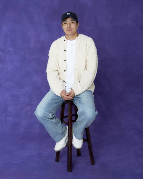 넷플릭스 시리즈 '달강정' 이병헌 감독이 18일 오전 서울 종로구 삼청동의 한 카페에서 진행된 인터뷰를 위해 포즈를 취하고 있다. '닭강정' 은 의문의 기계에 들어갔다가 닭강정으로 변한 딸 민아(김유정 분)를 되돌리기 위한 아빠 선만(류승룡 분)과 그녀를 짝사랑하는 백중(안재홍 분)의 신계(鷄)념 코믹 미스터리 추적극이다. 사진제공 = 넷플릭스 /사진=김창현