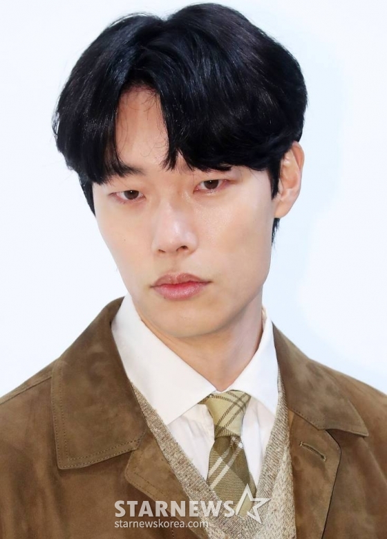 배우 류준열이 19일 오후 서울 옥션 강남센터에서 진행된 패션 브랜드 '랄프 로렌 스프링 2024 프레젠테이션' 포토콜 행사에 참석해 포즈를 취하고 있다. 2024.03.19 /사진=김창현