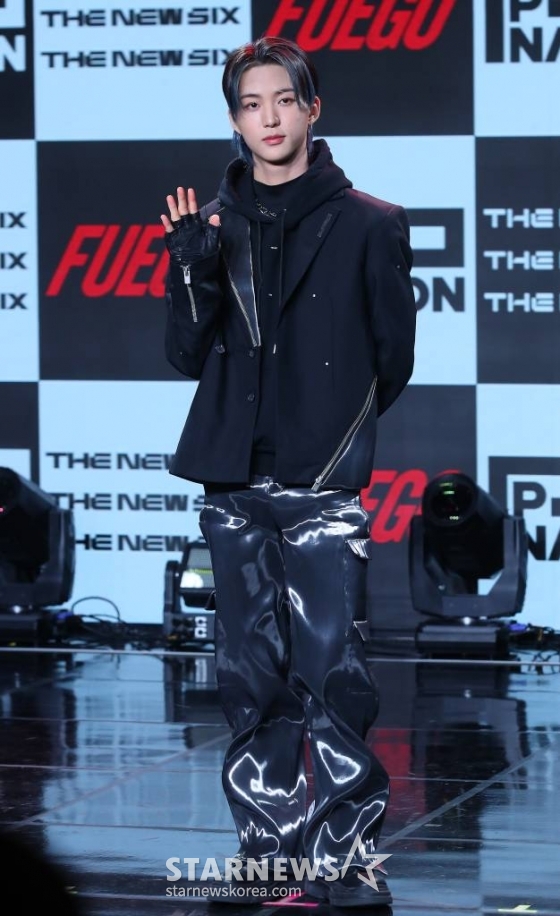 보이 그룹 더뉴식스(THE NEW SIX) 은휘가 20일 오후 서울 강남구 청담동 일지아트홀에서 진행된 첫 번째 싱글 'FUEGO(푸에고)' 발매 기념 쇼케이스에 참석해 포즈를 취하고 있다.  'FUEGO'는 스페인어로 '불'을 가리키는 단어로 개인이 가진 부정적인 감정을 불태워버리고 끝없는 목표를 향해 길을 떠나는 더뉴식스의 포부를 재치있게 표현한 곡이다. 전반적으로 곡을 이끌어 가는 808 베이스가 중독성을 더할 뿐만 아니라, 기승전결이 뚜렷한 전개로 곡의 드라마틱함을 극 /사진=김창현