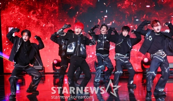 보이 그룹 더뉴식스(THE NEW SIX)가 20일 오후 서울 강남구 청담동 일지아트홀에서 진행된 첫 번째 싱글 'FUEGO(푸에고)' 발매 기념 쇼케이스에 참석해 멋진 무대를 선보이고 있다.  'FUEGO'는 스페인어로 '불'을 가리키는 단어로 개인이 가진 부정적인 감정을 불태워버리고 끝없는 목표를 향해 길을 떠나는 더뉴식스의 포부를 재치있게 표현한 곡이다. 전반적으로 곡을 이끌어 가는 808 베이스가 중독성을 더할 뿐만 아니라, 기승전결이 뚜렷한 전개로 곡의 드라마틱함을 /사진=김창현