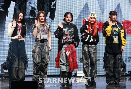 걸그룹 영파씨(YOUNG POSSE)가 20일 오후 서울 마포구 신한pLay 스퀘어에서 진행된 두 번째 EP '엑스엑스엘'(XXL) 발매기념 쇼케이스에서 포즈를 취하고 있다.  이번 앨범에는 타이틀곡 '엑스엑스엘'(XXL)을 비롯해 '스카스'(Scars), 'DND'(feat.BM of KARD), '나의 이름은'(ROTY), '스카이라인' 등 힙합 장르 기반의 총 5곡이 수록됐다. /2024.03.20 /사진=이동훈