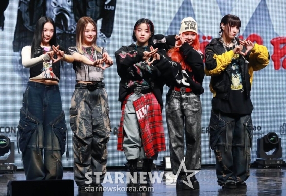 걸그룹 영파씨(YOUNG POSSE)가 20일 오후 서울 마포구 신한pLay 스퀘어에서 진행된 두 번째 EP '엑스엑스엘'(XXL) 발매기념 쇼케이스에서 포즈를 취하고 있다. 이번 앨범에는 타이틀곡 '엑스엑스엘'(XXL)을 비롯해 '스카스'(Scars), 'DND'(feat.BM of KARD), '나의 이름은'(ROTY), '스카이라인' 등 힙합 장르 기반의 총 5곡이 수록됐다. /2024.03.20 /사진=이동훈
